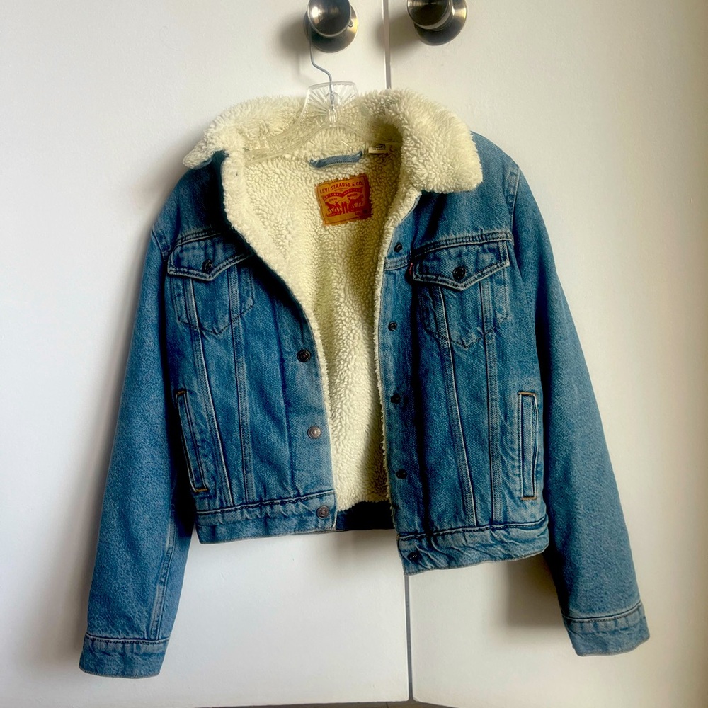 Levi’s Jean Sherpa jacket. New without tags. Never been worn! Size XS.